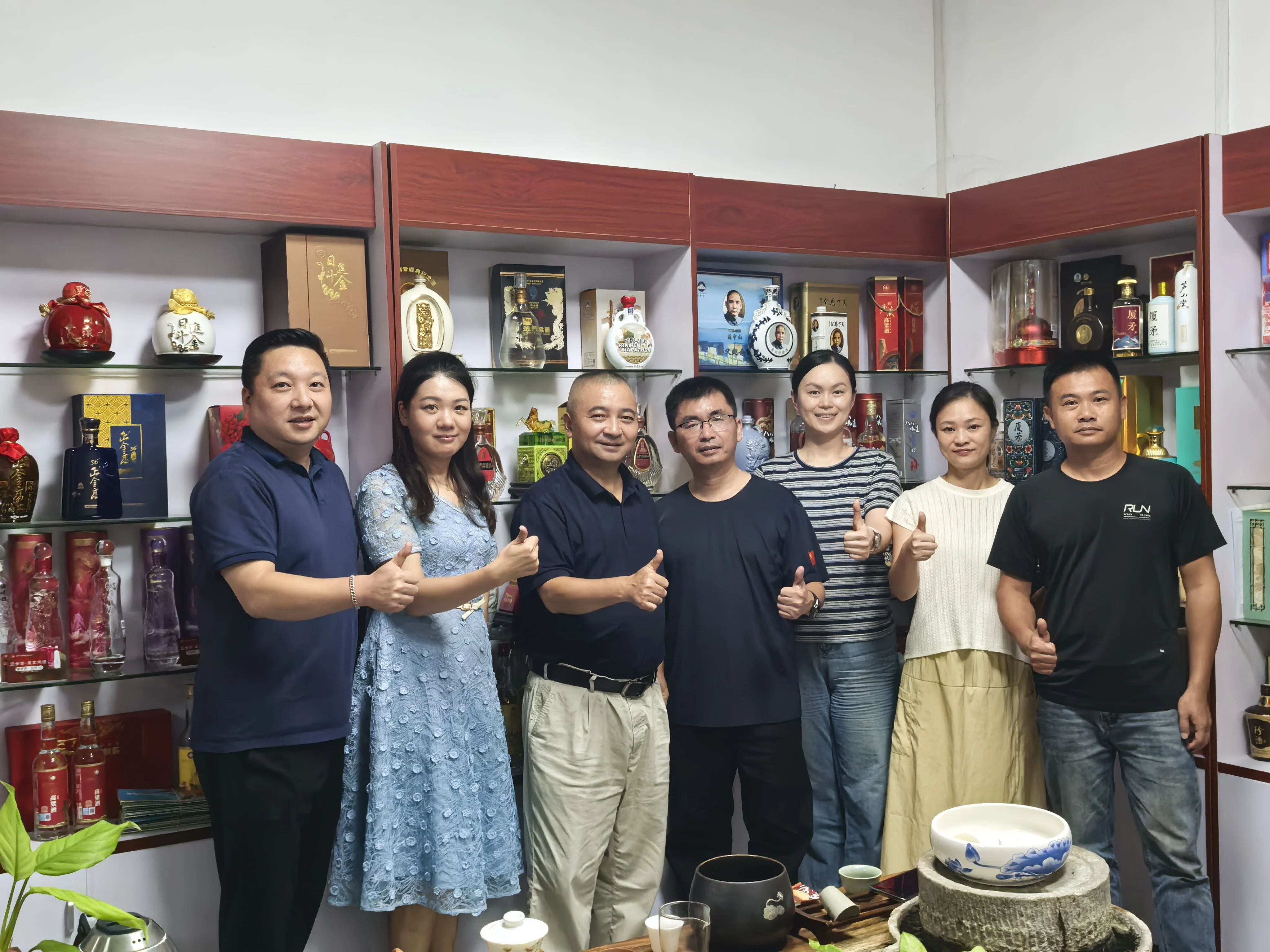 【学员走访】一朵马兰花唤醒了 "沉睡" 的台货仓:从等客上门的传统酒商到三平台联动的带货达人(图1) 【学员走访】一朵马兰花唤醒了 "沉睡" 的台货仓:从等客上门的传统酒商到三平台联动的带货达人(图1)