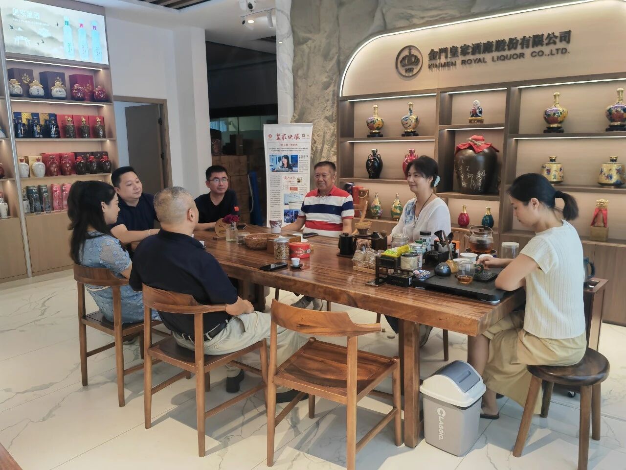 【学员走访】台商老板的一个决定，让酒厂员工集体 "上网"：一朵马兰花，开进了金门皇家酒厂(图2)